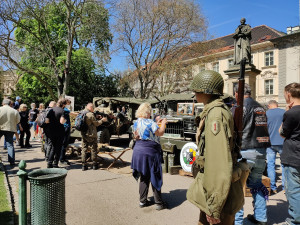 Davy lidí vyrazily do ulic města, foto: Drbna