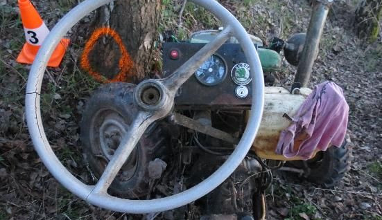 Na Trutnovsku boural podomácku vyrobený traktor, řidiče transportoval vrtulník do nemocnice