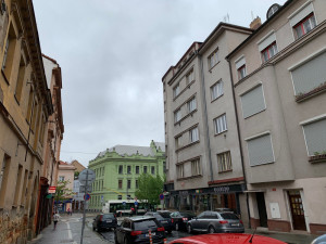 Součástí prodeje bude i tento dům, kde sídlila populární restaurace na rohu ulic Resslova a Americká