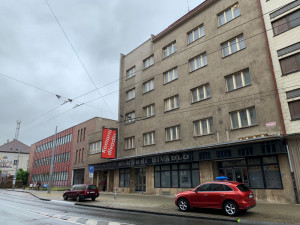 Prodávat se bude i bývalé Komorní divadlo