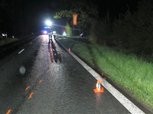Mladý řidič Audi nezvládl jízdu na mokré silnici, narazil do stromů, do mostku a vážně se zranil