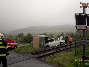 Řidič ignoroval signalizaci na přejezdu, projíždějící vlak dodávku odmrštil na drážní zařízení