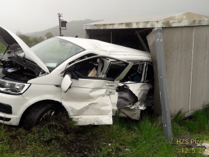 Řidič ignoroval signalizaci na přejezdu, projíždějící vlak dodávku odmrštil na drážní zařízení