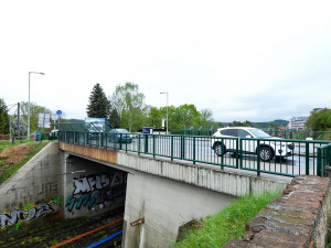 Řidiči, připravte se na objížďky. Most přes železniční trať v Lobezské ulici se uzavře