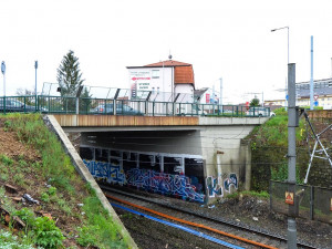 Řidiči, připravte se na objížďky. Most přes železniční trať v Lobezské ulici se uzavře