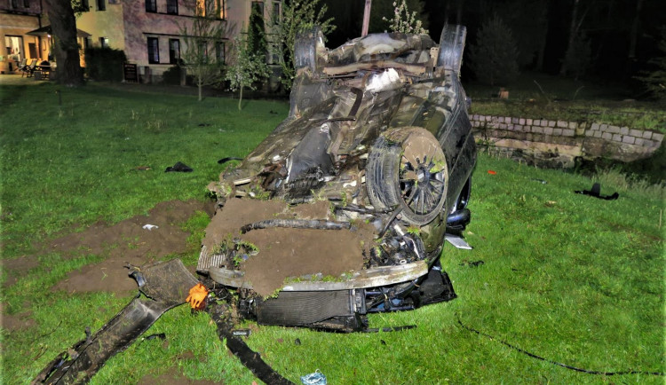 Mladý řidič Audi nezvládl jízdu na mokré silnici, narazil do stromů, do mostku a vážně se zranil