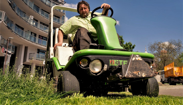 Centrální plzeňský obvod zavádí na svém území nový způsob sekání trávy