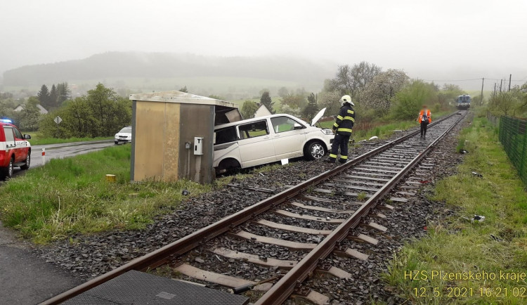 Řidič ignoroval signalizaci na přejezdu, projíždějící vlak dodávku odmrštil na drážní zařízení