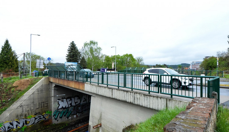 Řidiči, připravte se na objížďky. Most přes železniční trať v Lobezské ulici se uzavře