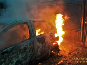 Kuna způsobila požár osobního auta, překousala kabely od elektroinstalace