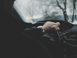S agresivním chováním na silnici má zkušenost drtivá většina řidičů na západě Čech