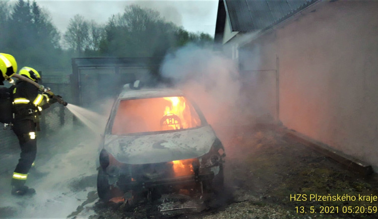 Kuna způsobila požár osobního auta, překousala kabely od elektroinstalace