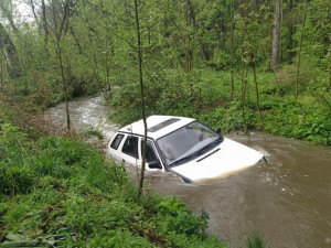 Seniorka chtěla s autem projet brod rozvodněného potoka, proud ji strhl a unášel pryč