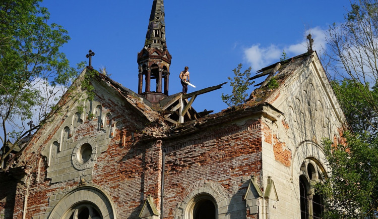 Skupina mladých nadšenců z Česka a Německa opravuje zdevastovaný kostel sv. Anny