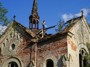 Skupina mladých nadšenců z Česka a Německa opravuje zdevastovaný kostel sv. Anny