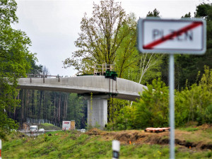 Cyklistům a chodcům začne sloužit nová lávka u Kameňáku od poloviny června