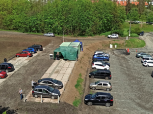První drive-in očkovací centrum proti koronaviru má soukromá plzeňská nemocnice