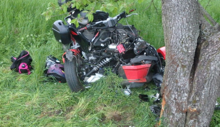 Ve Chvalkovicích narazila čtyřkolka do stromu, spolujezdkyni transportoval vrtulník do nemocnice