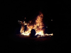 Hasiči v noci bojovali s požárem vyvážecího stroje, škoda se vyšplhala na tři miliony