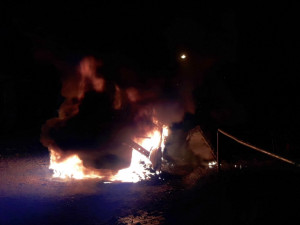 Hasiči v noci bojovali s požárem vyvážecího stroje, škoda se vyšplhala na tři miliony