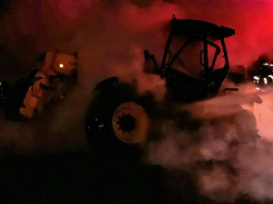 Hasiči v noci bojovali s požárem vyvážecího stroje, škoda se vyšplhala na tři miliony