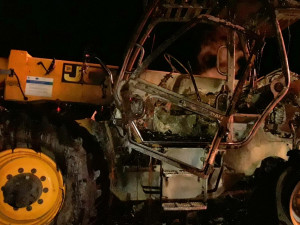 Hasiči v noci bojovali s požárem vyvážecího stroje, škoda se vyšplhala na tři miliony