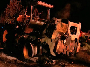 Hasiči v noci bojovali s požárem vyvážecího stroje, škoda se vyšplhala na tři miliony