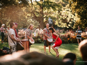 Divoké, intenzivní a uvolněné, říká o afrických tancích lektorka a psychoterapeutka Marie Fialová