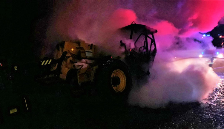 Hasiči v noci bojovali s požárem vyvážecího stroje, škoda se vyšplhala na tři miliony