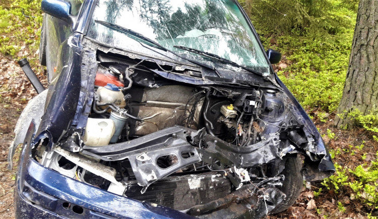 Po děsivém nárazu do stromu vyletěl z auta motor, řidička utrpěla těžké zranění