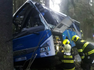 Autobus na šumavském Špičáku vyjel ze silnice a roztříštil se o stromy