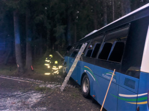 Autobus na Šumavském Špičáku vyjel ze silnice a roztříštil se o stromy
