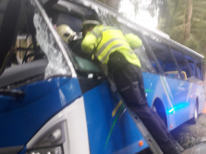 Autobus na Šumavském Špičáku vyjel ze silnice a roztříštil se o stromy