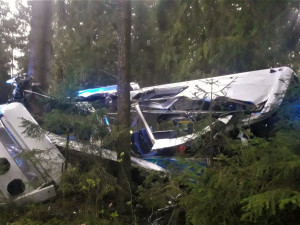 Autobus na Šumavském Špičáku vyjel ze silnice a roztříštil se o stromy