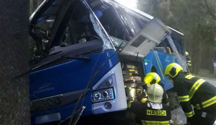 Autobus na Šumavském Špičáku vyjel ze silnice a roztříštil se o stromy