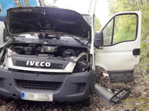 Mladý řidič dodávky zkřížil cestu osobnímu vlaku, ten jej tlačil desítky metrů před sebou