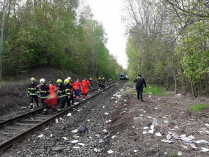 Mladý řidič dodávky zkřížil cestu osobnímu vlaku, ten jej tlačil desítky metrů před sebou
