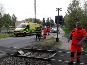 Mladý řidič dodávky zkřížil cestu osobnímu vlaku, ten ho tlačil desítky metrů před sebou