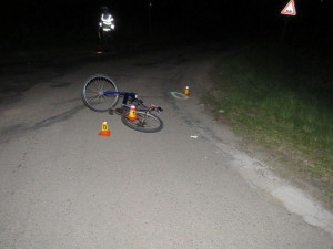 Silně opilý cyklista ležel uprostřed silnice, nadýchal skoro čtyři promile