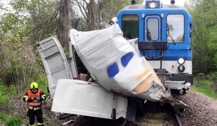 Mladý řidič dodávky zkřížil cestu osobnímu vlaku, ten jej tlačil desítky metrů před sebou