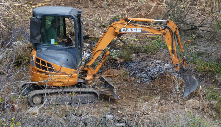 Podvodníci oprášili starý trik s prodejem bagrů, znovu inkasují statisíce korun