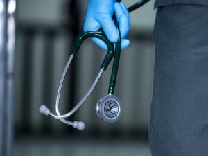 Lékař Domažlické nemocnice čelí obžalobě kvůli smrti malého dítěte