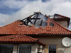 Požár střechy rodinného domu způsobil škodu za půl milionu korun