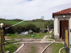 Požár střechy rodinného domu způsobil škodu za půl milionu korun
