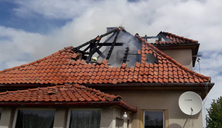 Požár střechy rodinného domu způsobil škodu za půl milionu korun