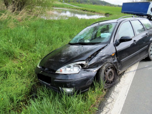 Policisté pátrají po dvojici cizinců. Utekli od nehody, kterou způsobil jeden z nich