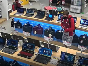 Kamera zachytila muže, jak si kradený notebook strká do kalhot, teď po něm pátrá policie