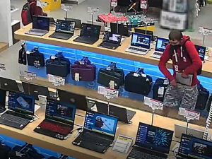 Kamera zachytila muže, jak si kradený notebook strká do kalhot, teď po něm pátrá policie