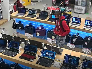 Kamera zachytila muže, jak si kradený notebook strká do kalhot, teď po něm pátrá policie