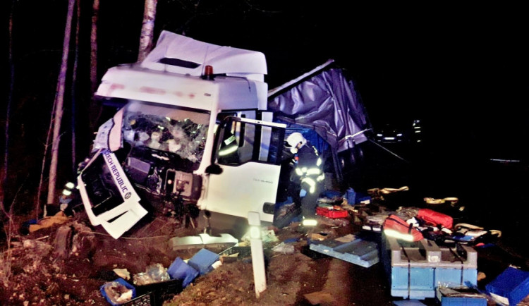 Z havarovaného vozidla se do okolí vysypala část nákladu